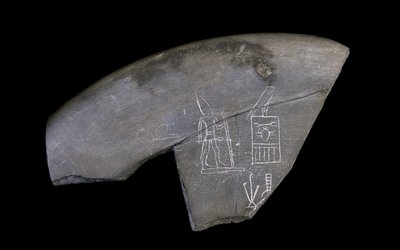 Fragmentti kaiverretusta kivimaljasta, noin 3285 eKr. (veistetty aleurikivi) tekijältä Naqada I Period Egyptian