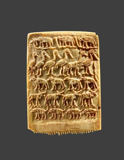 Villieläinriveillä koristeltu hiuskampa, noin 3200–3100 eKr. (norsunluu) tekijältä Naqada Period Egyptian