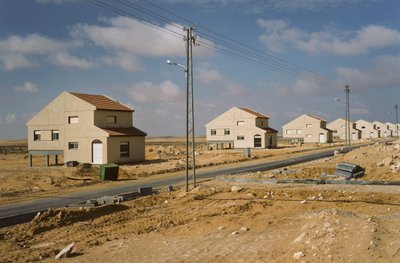Uusia taloja israelilaisille siirtolaisille Moshav Kadesh Barneassa eli Moshav Nizzanassa aavikolla. tekijältä Nathan Benn