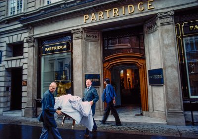 Partridge Antiquesin laivaportti ja näyteikkunat Bond Streetillä, Lontoossa, Iso-Britanniassa. tekijältä Nathan Benn