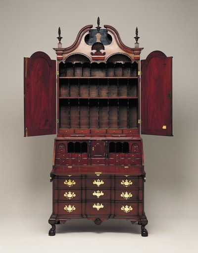 Työpöytä ja kirjahylly, n. 1770-76 (mahonki, eteläinen keltainen mänty, itäinen valkoinen mänty, keltainen poppeli ja messinki) tekijältä Nathaniel Gould