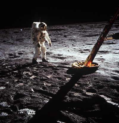 Buzz Aldrin Lunar Modulen jalan luona, Apollo II -lento, heinäkuu 1969. tekijältä Neil Armstrong
