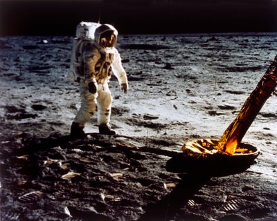 Buzz Aldrin Lunar Modulen jalan luona, Apollo II -lento, heinäkuu 1969. tekijältä Neil Armstrong