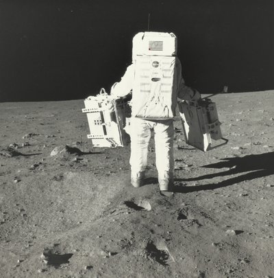 Buzz Aldrin Kuussa varhaisen Apollon tieteellisten kokeiden paketin komponenttien kanssa, 1969. tekijältä Neil Armstrong