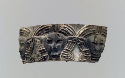 Cloisonné-huonekalu- tai kosmetiikkalaatikkolaatta, jossa on kolme etupäätä, n. 8.–7. vuosisadalla eKr. (norsunluu) tekijältä Neo Assyrian