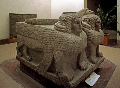 Art neo hittite: pylvään pohja sfinksin basalttikoristeesta. Samalin (nykyinen Sam