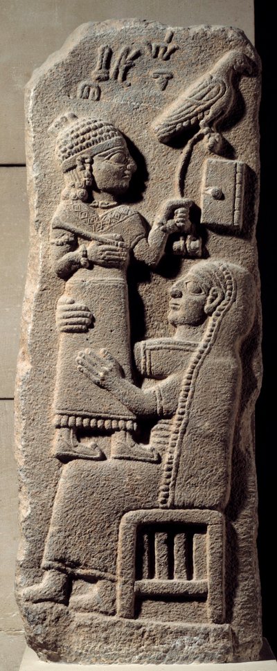 Matala basalttirelief, jossa kirjuri Tarhunpiyasta äitinsä polvillaan pitelemässä pyhiä kirjoitusta ja metsästävää haukkaa. 800-luvun loppu eKr. Marashista, Anatoliasta. Uusheettiläinen aika (1050-800 eKr.) Dim. 0,75x0,28 m. Pariisi, Louvre-museo tekijältä Neo Hittite Neo Hittite