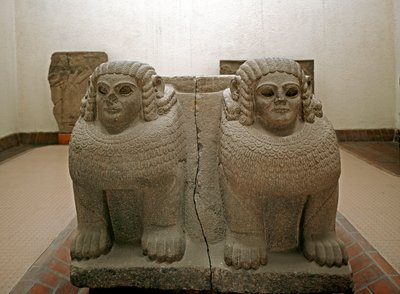 Art neo hittite: pylvään pohja sfinksin basalttikoristeesta. Samalin (nykyinen Sam