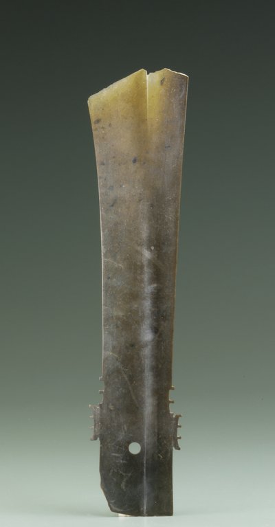 Haarukkataltta (zhang), Qijia-kulttuuri, n. 2500-2000 eKr. (jade) tekijältä Neolithic Period Chinese School