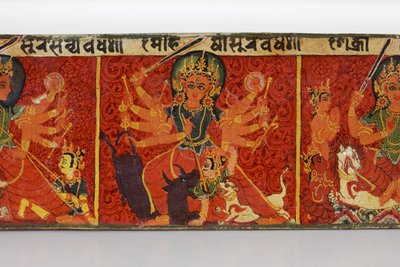 Yksityiskohta Devimahatmya-käsikirjoituksen kannesta (läpinäkymätön wc puulla) tekijältä Nepalese School