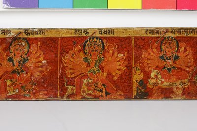 Yksityiskohta Devimahatmya-käsikirjoituksen kannesta (läpinäkymätön wc puulla) tekijältä Nepalese School