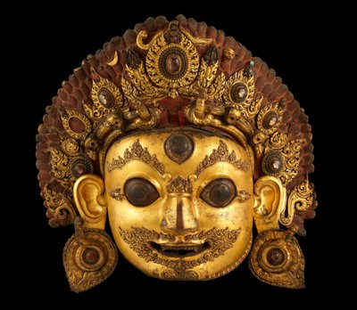 Bhairavan pää, noin 1500-luku (maalattua kullattua kuparia ja vuorikristalli) tekijältä Nepalese School