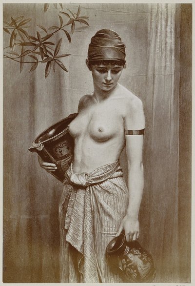 Kuvajäljennös Max Nonnenbruchin Wasserträgerin-maalauksen mukaisesta puupiirroksesta tekijältä Neue Photographische Gesellschaft (possibly)