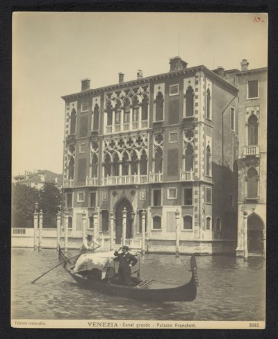 Ulkopuoli on Palazzo Cavalli-Franchetti te Venetië Venetsia - Canal Grand - Palazzo Franchetti (otsikko esineessä) tekijältä Neue Photographische Gesellschaft