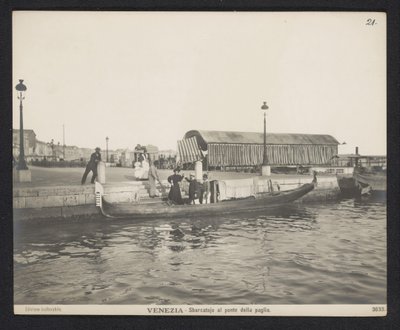 Gondoli venetsian Ponte della Paglian laiturilla Venetsia - Sbarcatojo al ponte della paglia (otsikko esineessä) tekijältä Neue Photographische Gesellschaft