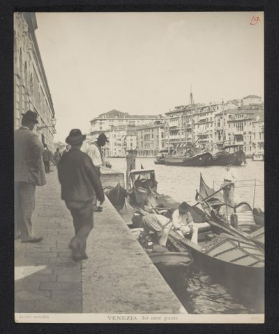 Gondolit Grand Canalin varrella Venetsiassa Venetsia - Sul canal grande (otsikko esineessä) tekijältä Neue Photographische Gesellschaft