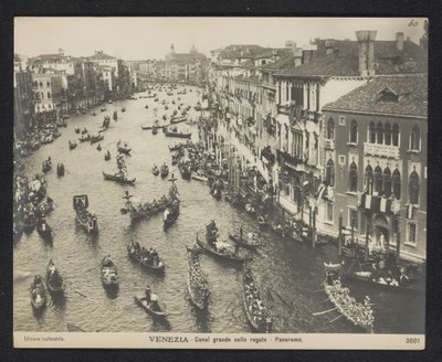 Gondolit Grand Canalilla Venetsiassa Venetsia. Canal grande colle regate - Panorama (otsikko esineessä) tekijältä Neue Photographische Gesellschaft