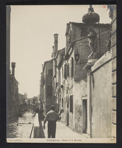 Kade langs de Chiesa di San Barnaba te Venetië Venetsia - S. Barnaban kirkko (otsikko esineessä) tekijältä Neue Photographische Gesellschaft