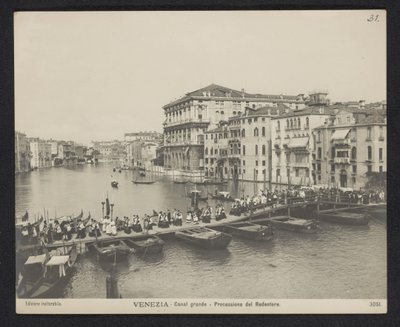 Kulkue ponttonisillan yli Venetsian Grand Canalilla Festa del Redentoren aikana Venetsia - Canal Grand - Processione del Redentore (otsikko esineessä) tekijältä Neue Photographische Gesellschaft