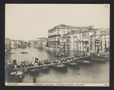 Kulkue ponttonisillan yli Venetsian Grand Canalilla Festa del Redentoren aikana Venetsia - Canal Grand - Processione del Redentore - altra veduta (otsikko esineessä) tekijältä Neue Photographische Gesellschaft