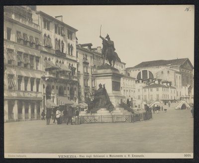 Riva degli Schiavoni te Venetië, tapasi ruiter standbeeld Victor Emmanuel II:n Italiassa Venetsia - Riva degli Schiavoni ja muistomerkki. V. Emanuele (otsikko esineessä) tekijältä Neue Photographische Gesellschaft