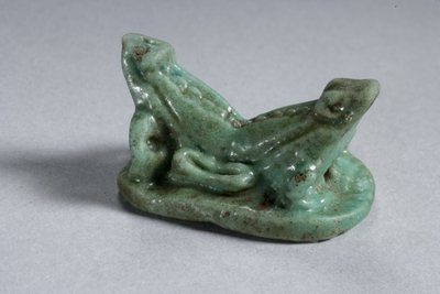 Kahden yhdistyneen sammakon skaraboidi, 18.-19. dynastia, 1540-1186 eKr. (fajanssi) (katso alapuoli kohdasta 270367) tekijältä New Kingdom Egyptian