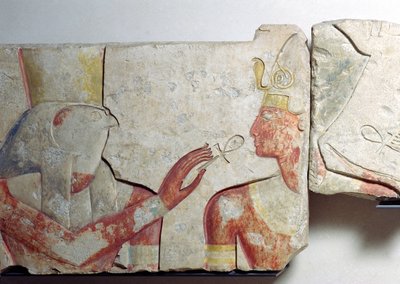 Faraon ja Horuksen tapaaminen, yksityiskohta friisistä, joka kuvaa Ramses II:ta (1298-32 eKr.) jumalien joukossa, Abydoksesta, noin 1275 eKr. (maalattu kivi) tekijältä New Kingdom Egyptian