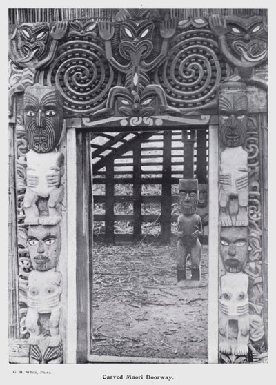 New Plymouth, Uusi-Seelanti: Carved Maori Doorway (m/w kuva) tekijältä New Zealand Photographer