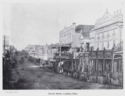 New Plymouth, Uusi-Seelanti: Devon Street, Looking East (m/w kuva) tekijältä New Zealand Photographer