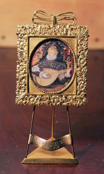 Kuningatar Elisabet I soittaa luuttua (miniatyyri, joka sisältää messinkitelineen) (katso myös 75751) tekijältä Nicholas Hilliard