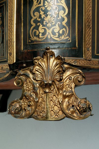 Yksityiskohta Ludvig XIV:n asusta (ormolu, messinki, kilpikonnankuori ja eebenpuinen boulle) (katso myös 486114-19) tekijältä Nicholas Sageot