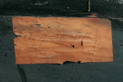 Yksityiskohta Ludvig XIV:n asusta (ormolu, messinki, kilpikonnankuori ja eebenpuinen boulle) (katso myös 486114-19) tekijältä Nicholas Sageot