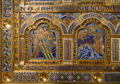 Nicolas de Verdunin (n. 1130/50-1205) kullasta ja enamaillesta valmistettu Verdun-alttari: kohtauksia Vanhasta ja Uudesta testamentista: yksityiskohta, joka kuvaa Elian taivaaseenastumista ja Moosesta vastaanottamassa lain taulukoita. 1100-luvun Klosterneu tekijältä Nicholas of Verdun