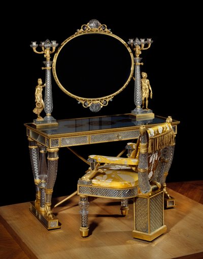 Berryn herttuattaren pöytä ja wc-tuoli (Marie Caroline Ferdinande Louise de Bourbon, kahden Sisilian prinsessa (Deux Sicilies) (1798-1870). Kristalli, kultainen pronssi ja eglomise-lasi. Huonekalut on valmistanut Nicolas Henri Jacob (1782-1871) ) tekijältä Nicolas Henri Jacob
