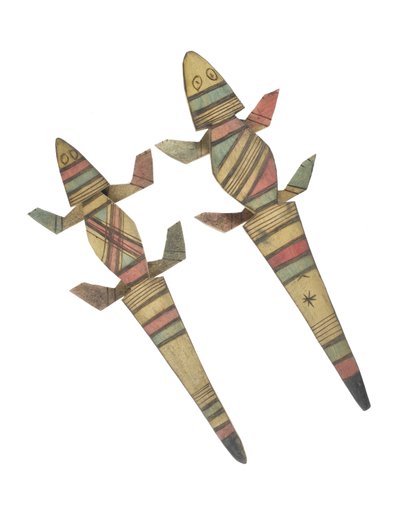 Kaiverretut puiset krokotiilihahmot koristeltu punaisella, vihreällä ja mustalla maalatuilla geometrisilla kuvioilla, Hausa People, Kano, Pohjois-Nigeria (maalattu puu) tekijältä Nigerian Nigerian
