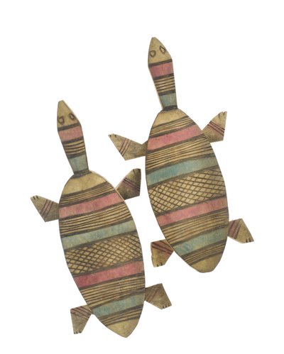 Veistetyt puiset kilpikonnahahmot koristeltu punaisella, vihreällä ja mustalla maalatuilla geometrisilla kuvioilla, Hausa People, Kano, Pohjois-Nigeria (maalattu puu) tekijältä Nigerian Nigerian