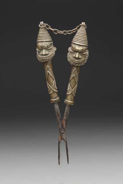 Figuroidut pihdit Oshugbo Societyn rituaaleihin (valettu kupariseos ja rauta) tekijältä Nigerian Nigerian