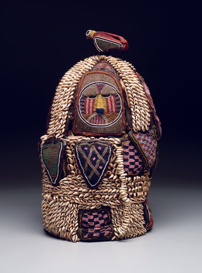 House of the Head Shrine (ile ori), 1800-luvun lopusta 1900-luvun alkuun (nahkaa, cowrie-kuoret, lasihelmiä, kangasta ja metallia) tekijältä Nigerian School
