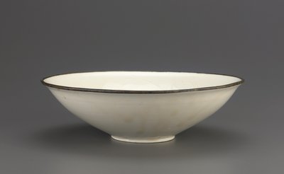 Ding-astiakulho, jossa on leikattu lootuskoristelu, Hebein maakunta, 1000-luvun alku - 1100-luvun alku (keraaminen) tekijältä Northern Song Dynasty Chinese School