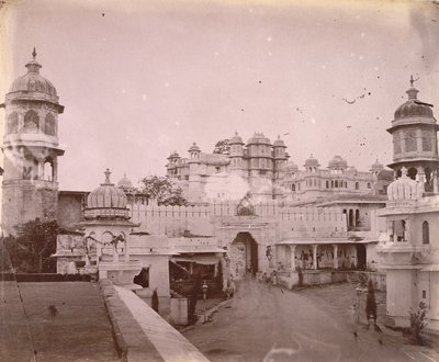 Näkymä kaupungin palatsille, sisäänkäynnin portti etualalla, Udaipur tekijältä O.S. Baudesson