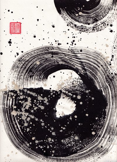 Circle Ink Abstraction 1, 2015 (muste ja väri Xuan-paperille) tekijältä Odilia W. Y. Fu