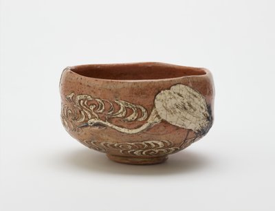 Kenzan-tyylinen teekulho, jossa on nosturi ja virtaava vesi, 1800-luvun loppu (punainen savi, valkoinen liuska, rautapigmentti kirkkaan lyijylasituksen alla) tekijältä Ogata (style of) Kenzan
