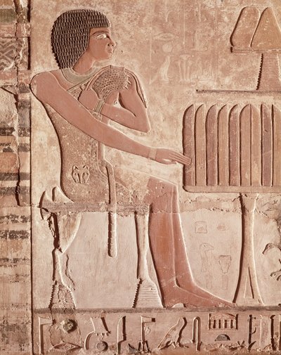 Reliefi, joka kuvaa vainajaa istumassa uhripöydän edessä, jossa on leipää (maalattu kivi) tekijältä Old Kingdom Egyptian