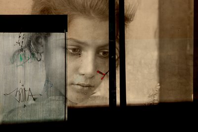 Muotokuva seinällä, 2019 (digitaalinen sekatekniikka) tekijältä Olivia Gozzano