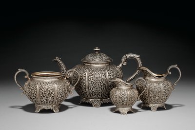 Repousse neliosainen teesetti, 1800-luvun loppu tekijältä Oomersi Mawji