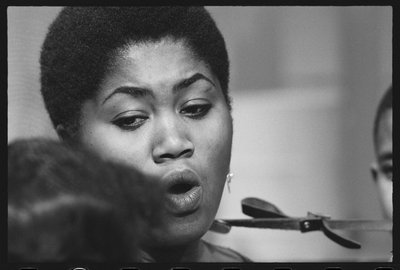 Odetta laulaa lapsille TV-erikoissarjassa tekijältä Orlando Suero