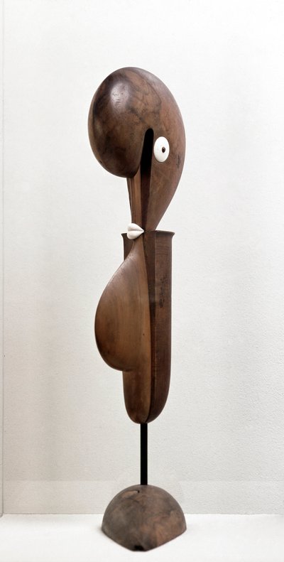 Groteski (puuveistos tekijältä Oskar Schlemmer