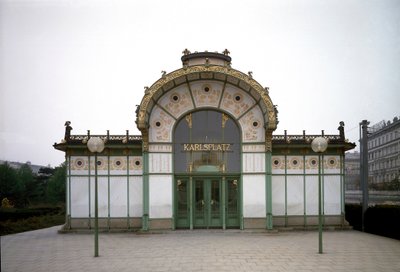 Art Nouveau: Arkkitehti Otto Wagnerin (1841-1918) tekemä näkymä Karlsplatzin metroaseman paviljonkiin (nykyisin kahvila) (Wienin Secession) 1894-1899 Wien, Itävalta tekijältä Otto Wagner
