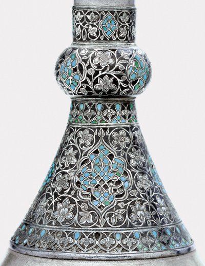 Yksityiskohta ottomaanien turkoosista upotetusta hopeaan kiinnitetystä sinkkipullosta (turkoosi, sinkki, hopea) tekijältä Ottoman School