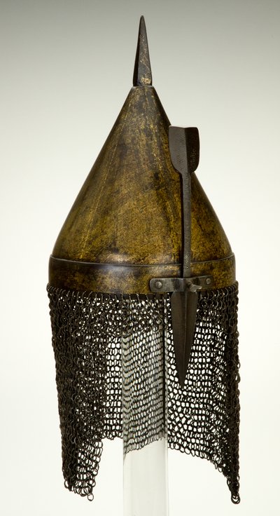 Kypärä, ehkä 1500-luvulta, muutettu 1800-luvulla (ruskeaa rautaa kullatuilla) tekijältä Ottoman School